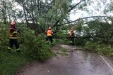 Hasiči zasahovali u následků bouřek, doprovázených silným větrem, které potrápily zejména oblast Kroměřížska a Holešovska. Vyjížděly k popadaným stromům na komunikacích, elektrickém vedení či zaparkovaných vozidlech