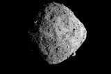 Tento mozaikový snímek planetky Bennu je složen z 12 PolyCam snímků, které 2. prosince pořídila sonda OSIRIS-REx ze vzdálenosti 24 kilometrů