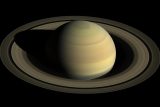 Snímek z dubna 2016, kdy sonda Cassini skenovala Saturn a jeho prstence. Pořídila při tom tři sady červených, zelených a modrých snímků