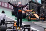 Max Verstappen slaví výhru ve Velké ceně Sao Paula