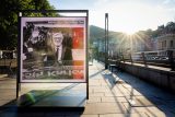 Na kolonádě jsou vystaveny fotografie zesnulého prezidenta festivalu Jiřího Bartošky
