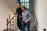 Čeněk Šašinka a reportér Michal Šafařík při evakuaci s eye-trackingovými brýlemi