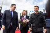 Ministr zahraničí Jan Lipavský (nestr. za ODS), Olena Zelenská a Volodymyr Zelenskyj (vpravo)