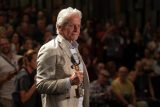 Michael Douglas se staronovou festivalovou cenou