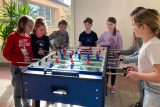 O přestávkách chodí hrát děti třeba fotbálek
