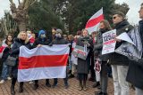 Lidé přišli s červeno-bílými vlajkami a plakáty s politickými vězni