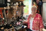 Brigitte, které se přezdívá „Mamie charge“ nebo-li babička s nabíječkou