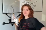 Ukrajinka Yana Rudenko držící dron během workshopu organizace DroneAid Collective