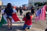 Po zátahu imigrační policie, který byl jiskrou k losangeleským protestům se střety s policií, skončilo v detenčním centru 118 migrantů