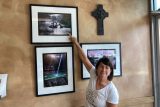 Connie Uddová, jedna z prvních navrátilců do zpustošené části New Orleans, ukazuje snímky ze srpna 2005