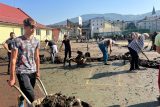 V Jeseníku skončilo pod vodou i místní gymnázium, lopat se chopili studenti i učitelé