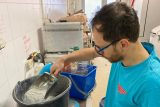 Michal Mára odvažuje jednotlivé ingredience protibalistického betonu