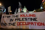 Demonstrace se konala přímo pod sochou svatého Václava na Václavském náměstí. Demonstranti si přinesli transparenty, bannery i palestinské vlajky
