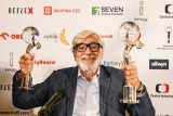 Jiří Bartoška se starou a novou verzí festivalové ceny Křišťálový glóbus