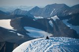 Fotografie pořízená z helikoptéry zachycuje výzkumníka na vrcholu jižního summitu Kebnekaise v severním Švédsku
