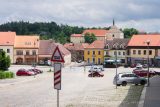 Palackého náměstí, Dačice, v pozadí je Klášter bosých karmelitek.