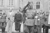 Generál Karel Kutlvašr při přehlídce Revolučních gard na Pražském hradě