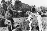 Prezident Tomáš Garrigue Masaryk s vnuky Leonardem a Herbertem Revilliodovými ( synové dcery Olgy ) v r.1925
