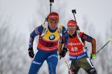 Gabriela Soukalová a za ní Laura Dahlmeierová na závodě Světového poháru v roce 2016