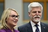 Prezident Petr Pavel a ministryně obrany Jana Černochová.