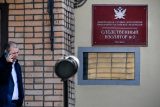 Muž telefonuje před vchodem do moskevské věznice Lefortovo