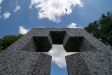 Seskok parašutistů během pietního aktu k výročí vyhlazení osady Ležáky (archivní foto)