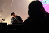 Herec Lukáš Matěj čte účastníkům akce Noc literatury v jihlavské městské knihovně, 2023