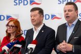 Zleva šéfka Trikolory Zuzana Majerová, předseda SPD Tomio Okamura a předseda hnutí PRO Jindřich Rajchl na tiskové konferenci