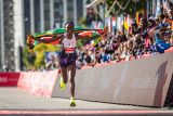 Maratonská běžkyně Ruth Chepngetichová z Keni v cílové rovince závodu v Chicagu v roce 2024, kde stanovila tehdejší světový rekord