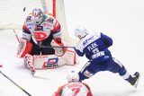 Hokejový útočník Komety Brno Jakub Flek střílí na branku Pardubic