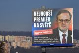 Jeden z billboardů, kritizující Petra Fialu