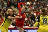 Česká házenkářka Charlotte Cholevová střílí na ukrajinskou branku