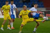 Olomoucký Filip Zorvan v souboji o míč s ostravským Tomášem Rigem