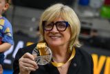 Končící trenérka ZVVZ USK Praha Natália Hejková s medalí pro vítěze ŽBL 2025