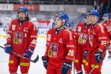 Obránce Jiří Ticháček před dalšími českými hokejisty po zápase se Švýcarskem