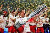 Volejbalista Jakub Janouch s trofejí pro vítěze extraligy