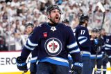 Obránce Dylan DeMelo z Winnipegu