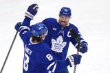 Obránce Toronta Chris Tanev (8) slaví svůj gól s útočníkem Austonem Matthewsem (34) v zápasu proti Florida Panthers