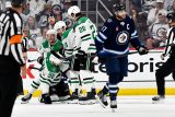 Mikko Rantanen (96) slaví se spoluhráči svůj třetí gól v utkání