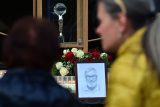 V Karlových Varech vzniklo improvizované pietní místo pro Jiřího Bartošku