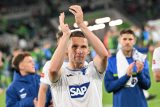 Pave Kadeřábek děkuje fanouškům po bundesligovém utkání Hoffenheimu