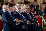 Finský exprezident Sauli Niinistö na konferenci Evropa jako úkol ve Španělském sále Pražského hradu. Po jeho levici český ministr pro evropské záležitosti Martin Dvořák (12. května 2025)