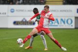 Obránce Slavie David Zima v souboji s jabloneckým Laminem Jawem
