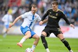 Jiří Boula za Baníku Ostrava (v bílém) a Patrik Vydra ze Sparty Praha v souboji o míč v utkání nadstavbové skupiny o titul