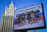 Budova ruského ministerstva zahraničí za billboardem: „Naši obránci! Díky rodákům!“ v Moskvě (fotografie z 22. května 2025)
