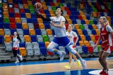 Rozehrávačka Eliška Hamzová (uprostřed) při mediálním dni ženské basketbalové reprezentace během přípravy na mistrovství Evropy
