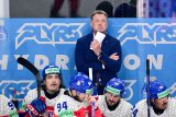 Trenér české hokejové reprezentace na lavičce při čtvrtfinále mistrovství světa se Švédskem