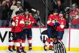 Hokejisté Floridy se radují ze vstřeleného gólu proti Carolině. PO dalším vítězství je dělí už jediný krok od postupu do finále play-off NHL