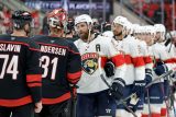 Hráči Floridy si podávají ruce s hráči Caroliny, které vyřadili ve finále Východní konference NHL