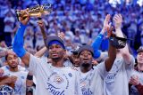 Shai Gilgeous-Alexander s trofejí pro vítěze Západní konference NBA